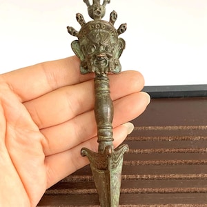 Exquisite Bronze-Carved Tibetan Vajra Pestle Statue – Sacred Ritual Artifact & Spiritual Home Decor