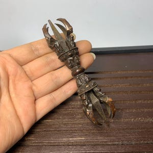Exquisite Bronze-Carved Tibetan Vajra Pestle Statue – Sacred Ritual Artifact & Spiritual Home Decor