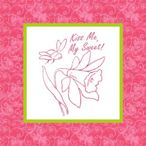 Op de afbeelding: Een witte kaart met een groene rand heeft een roze lijntekening van een narcis met een bij. De tekst "Kiss Me, My Sweet!" is in roze geschreven.