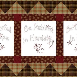 Peut inclure: Trois carrés blancs avec des bordures brunes et des pois bruns sur un fond à carreaux bruns et beiges. Chaque carré a un message différent : "Soyez joyeux dans l'espoir", "Soyez patient dans l'adversité" et "Soyez constant dans la prière".