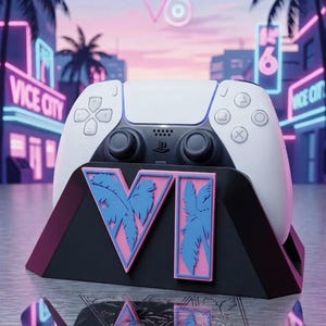Puede incluir: Un mando de juego blanco y negro descansa en un soporte negro con un diseño triangular rosa y azul con siluetas de palmeras y el número romano VI. El soporte muestra el texto V6 en una fuente de estilo neón sobre un fondo de ciudad.