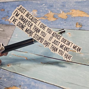 Sticker grappig advies – niet slimmer, alleen stom – sarcastische vinylsticker – Citaat Hot Mess Wisdom