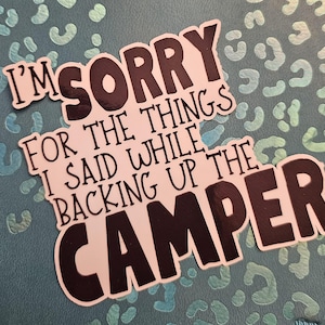 Pegatina de disculpa por la furia del camping – Vinilo Camper Life – Colección Hot Mess