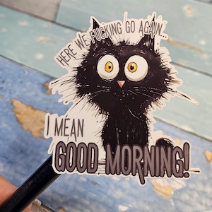 Pegatina de "Buenos días, gato" - Frase sarcástica y grosera para despertar - Vinilo divertido - Colección Hot Mess
