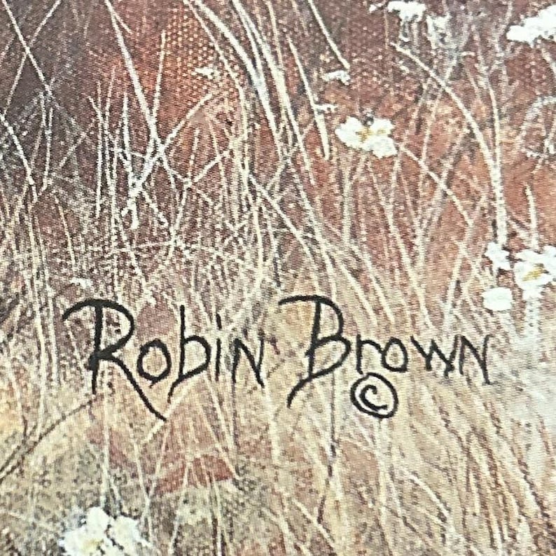 Pu&ograve; includere: Primo piano di un dipinto con erba alta e secca e piccoli fiori bianchi. L'opera d'arte ha un aspetto strutturato con una calda tavolozza di colori terrosi. La firma dell'artista, "Robin Brown", &egrave; visibile in corsivo nero.