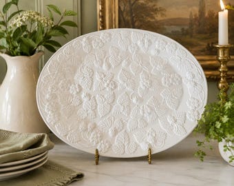 Piatto da portata portoghese bianco con decorazioni a rilievo per fragole, stile rustico