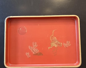 Bandeja vintage de laca roja con diseño de grulla, estilo asiático.