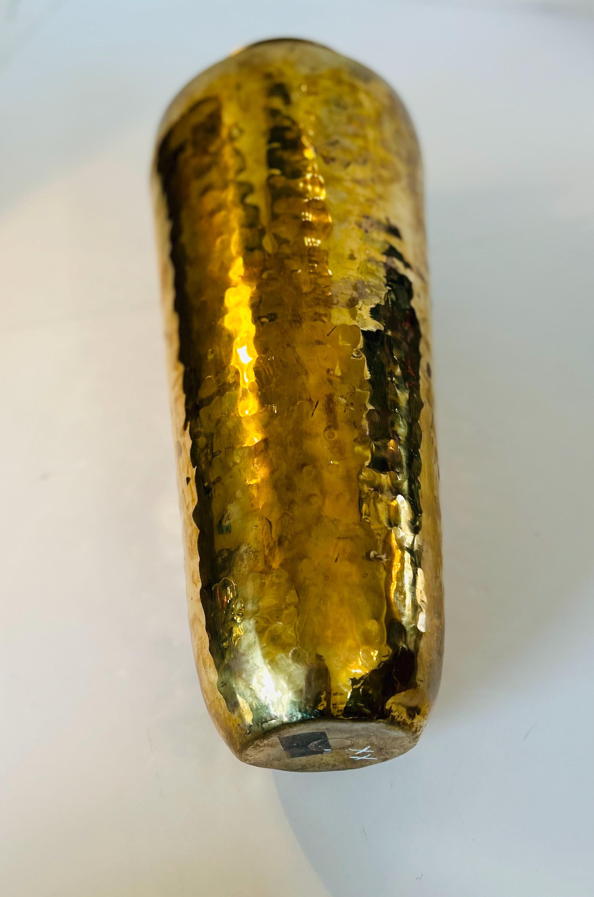 ヴィンテージの槌目模様の真鍮製花瓶（ツイストロープ付き） - インド