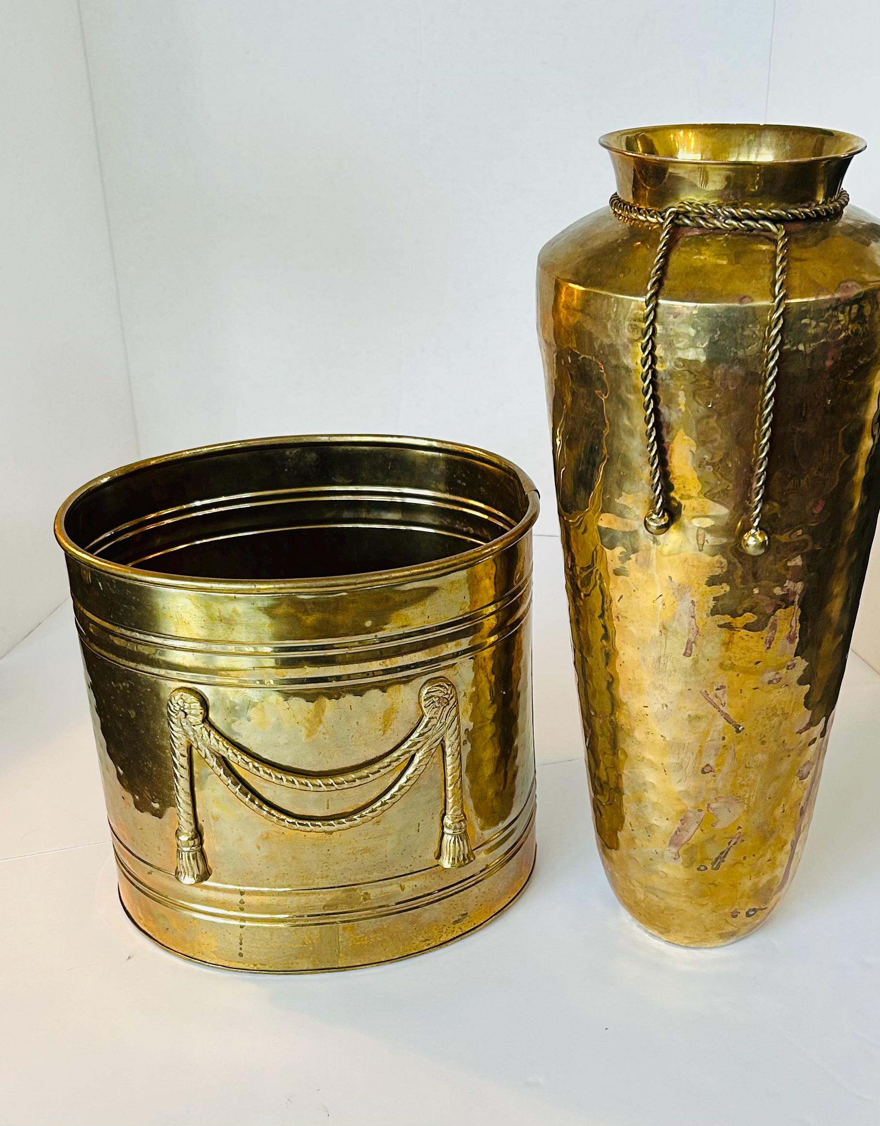 真鍮 槌目 made in india 1990年代 花器 アノニマス ヴィンテージの槌目模様の真鍮製花瓶（ツイストロープ付き） - インド