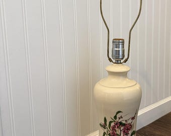 Lámpara de mesa alta de porcelana con diseño floral vintage -Chinoiserie Pink Blossom-