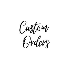 Könnte beinhalten: Die Worte "Custom Orders" sind in eleganter, kursiver schwarzer Schrift auf einem sauberen weißen Hintergrund geschrieben. Der Text ist zentriert und erzeugt ein einfaches, aber auffälliges Design.