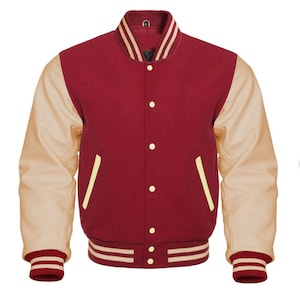 Pode incluir: Casaco universitário bordô com mangas de couro creme. O casaco tem fecho de botões, acabamento de bolso creme e punhos e cós listrados bordô e creme. A gola é bordô com listras creme.