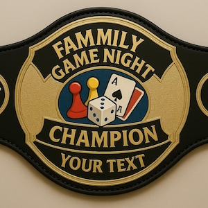 Op de afbeelding: Zwarte en gouden Family Game Night Champion-riem. Het midden toont een gouden ovaal met spelstukken, een dobbelsteen en speelkaarten. De tekst "FAMILY GAME NIGHT CHAMPION YOUR TEXT" is zichtbaar.