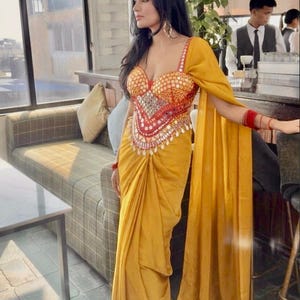 Gul dhoti sari med spegelkorsettblus, cocktailsari, haldi-outfit, draperad sari, försydd sari med korsett, spegelblus, sydd USA
