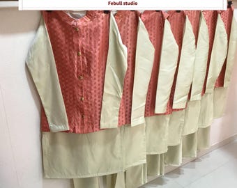 Chaqueta Nehru color melocotón con pijama kurta color marfil: ropa masculina para bodas indias