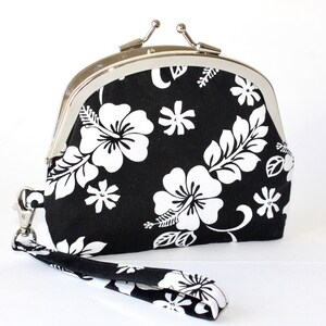 Cartera de mano con marco doble. Monedero con marco doble. Monedero de 3 compartimentos con flores de hibisco en blanco y negro