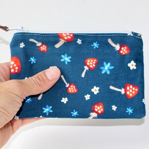 Pequena bolsa com zíper. Pequena bolsa com zíper para moedas. Pequena bolsa com zíper em azul com cogumelos fofos e flores