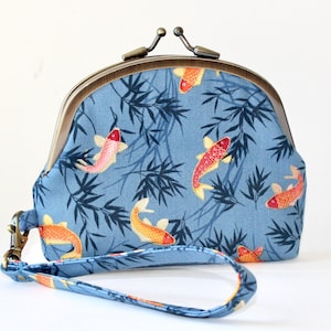 Cartera de mano con marco doble. Monedero con marco doble. Monedero de 3 compartimentos en azul con peces koi japoneses en naranja y rojo