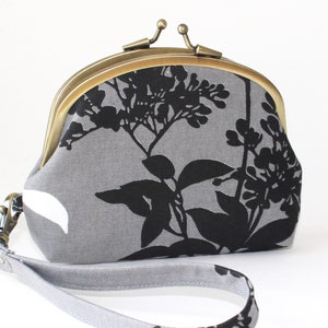 Cartera de mano con marco doble. Monedero con marco doble. Monedero de 3 compartimentos en gris con flores y hojas en blanco y negro