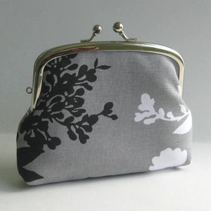 Monedero de marco doble. Monedero de 3 monedas de compartimiento en gris con flores de rama en blanco y negro