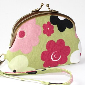Cartera de mano con marco doble. Monedero con marco doble. Monedero de 3 compartimentos. Cartera de mano con diseño floral en verde y margaritas de colores
