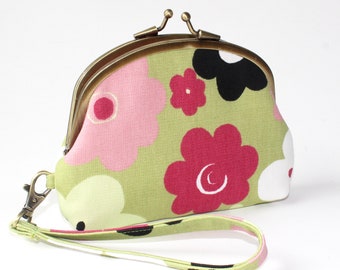 Double Frame Wristlet. Double Frame Purse. 3 Compartment Coin Purse. Floral Wristlet in Green with Colorful Daisies