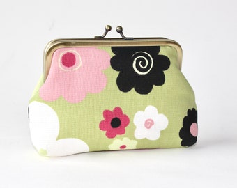 Medium Coin Purse. Kiss Lock Coin Purse. Change Purse in Green with Pink, White, and Black Daisy Flowers