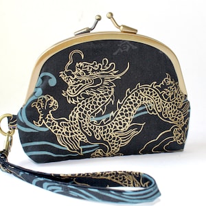 Cartera de mano con marco doble. Monedero con marco doble. Monedero de 3 compartimentos en negro con dragones dorados