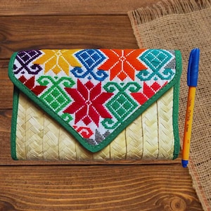 Monedero artesanal mexicano de palma con bordado floral multicolor – Clutch étnico hecho a mano.
