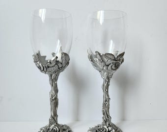 Conjunto de 2 taças de vinho vintage Seagull Canada em estanho, 1995, com estampa floral e assinatura "Roses"