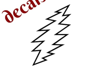Può includere: Un design grafico che presenta la parola decals in testo corsivo rosso scuro in alto a sinistra, una forma di fulmine con contorno nero al centro e le parole MADE TO ORDER in lettere maiuscole blu nella parte inferiore.