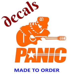 Peut inclure: Autocollant orange représentant une silhouette d'une personne jouant de la guitare, avec le mot "decals" en script marron. Le mot "PANIC" est en lettres orange avec une étoile blanche. Le texte "MADE TO ORDER" est en bleu.