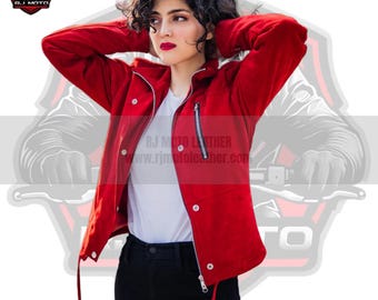 Puede incluir: Una chaqueta de ante roja con cierre de cremallera y detalles de botones. La chaqueta tiene un cordón en la cintura y una capucha.