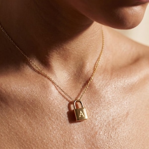 Naszyjnik z inicjałem i kłódką platerowany 14-karatowym złotem – delikatna kłódka ze stali nierdzewnej 925, prezent dla niej