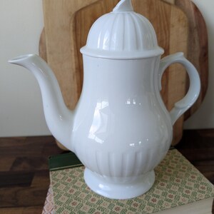 vintage Leeds Alfred Meakin Ironstone Coffee Pot / 9" White Ironstone Teapot / English Farmhouse Cottage Decor / Classic Serving pot
