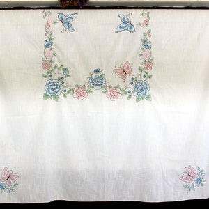 Embroidered Poly / Cotton Blend, Tablecloth, Large Table Cloth, Vintage Linen, Cross Stitched 17999