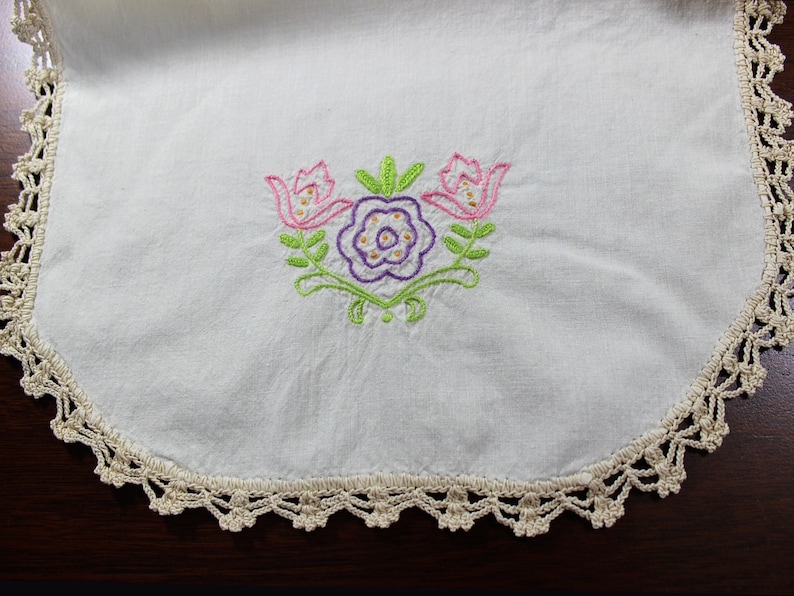 Linen with Floral Motif and Crochet Edging 12757 Embroidered Ecru Table Runner