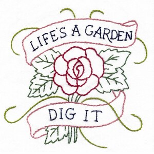 Pu&ograve; includere: Disegno ricamato con una rosa rossa con foglie verdi e due striscioni rosa. Lo striscione superiore recita "LIFE'S A GARDEN" e lo striscione inferiore recita "DIG IT".
