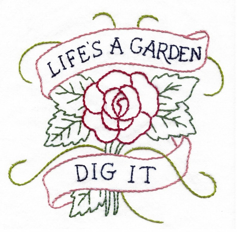 Pu&ograve; includere: Disegno ricamato con una rosa rossa con foglie verdi e due striscioni rosa. Lo striscione superiore recita "LIFE'S A GARDEN" e lo striscione inferiore recita "DIG IT".