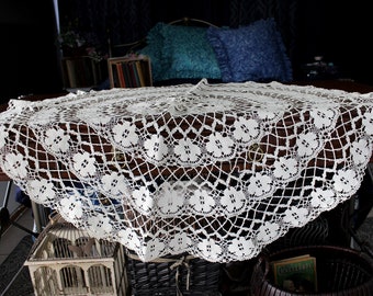 English Bedfordshire Bobbin Lace Table Cloth, Small Handmade Tablecloth, Light Ecru 16028
