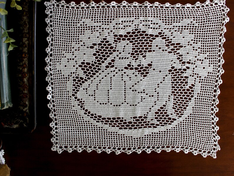 Handmade Centerpiece Victorian Couple 15776 Vintage Filet Crochet in White Filet Crocheted Doily
