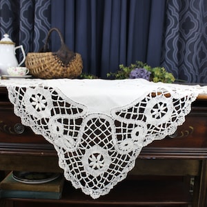 English Bedfordshire Bobbin Lace, Drawn Linen Table Cloth, Antique Tablecloth 18314