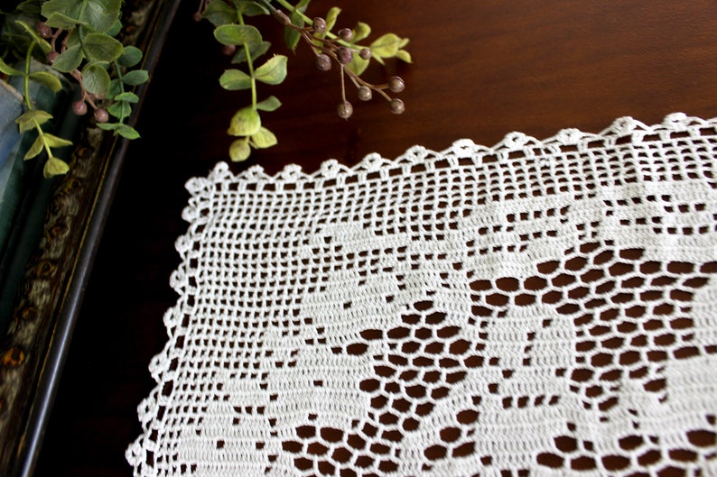 Handmade Centerpiece Victorian Couple 15776 Vintage Filet Crochet in White Filet Crocheted Doily