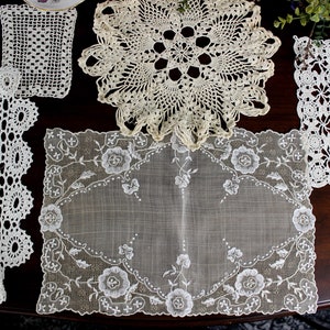 5 Doilies, Crocheted and Antique Lace Placemat, Assorted Doilies Lot  18088