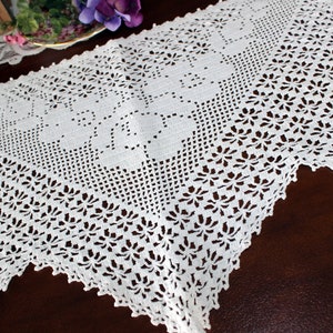 Handmade Centerpiece Victorian Couple 15776 Vintage Filet Crochet in White Filet Crocheted Doily