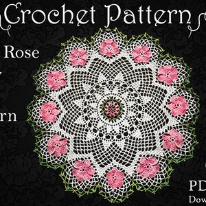 Könnte beinhalten: Weißes Häkeldeckchen mit rosa Rosenakzenten und einem grünen Rand. Der Text auf dem Bild lautet "Crochet Pattern", "Wild Rose Doily" und "Pattern Only". Das Bild enthält auch eine kleine Illustration von Häkelwerkzeugen und den Text "PDF File Downloadable".