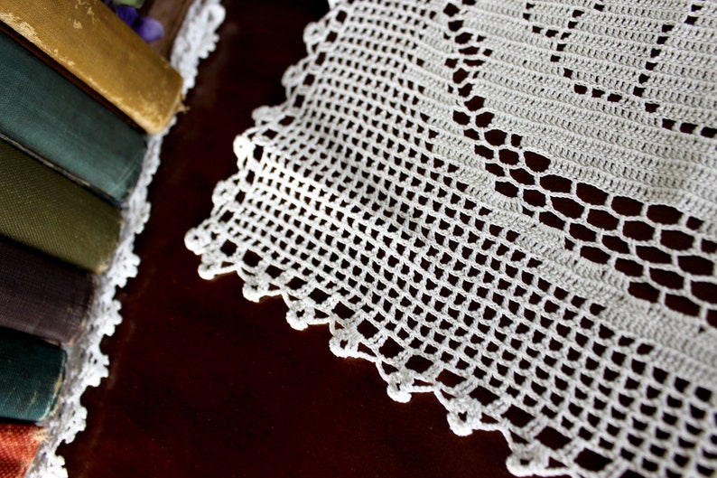 Handmade Centerpiece Victorian Couple 15776 Vintage Filet Crochet in White Filet Crocheted Doily