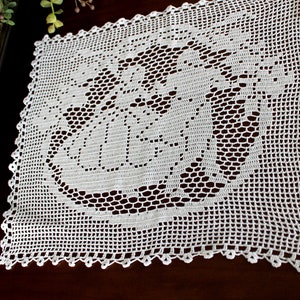 Handmade Centerpiece Victorian Couple 15776 Vintage Filet Crochet in White Filet Crocheted Doily