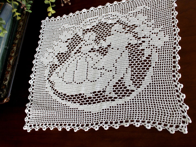 Handmade Centerpiece Victorian Couple 15776 Vintage Filet Crochet in White Filet Crocheted Doily