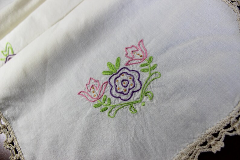 Linen with Floral Motif and Crochet Edging 12757 Embroidered Ecru Table Runner